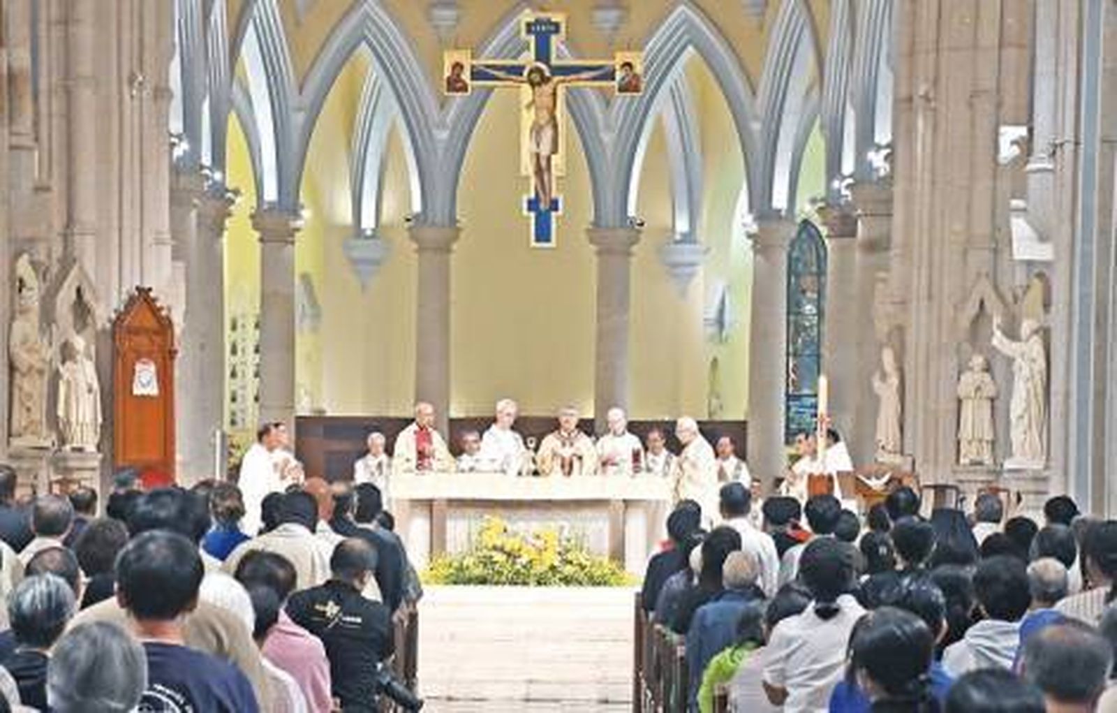 Cardenal Chow. Misa en la catedral de Hong Kong.