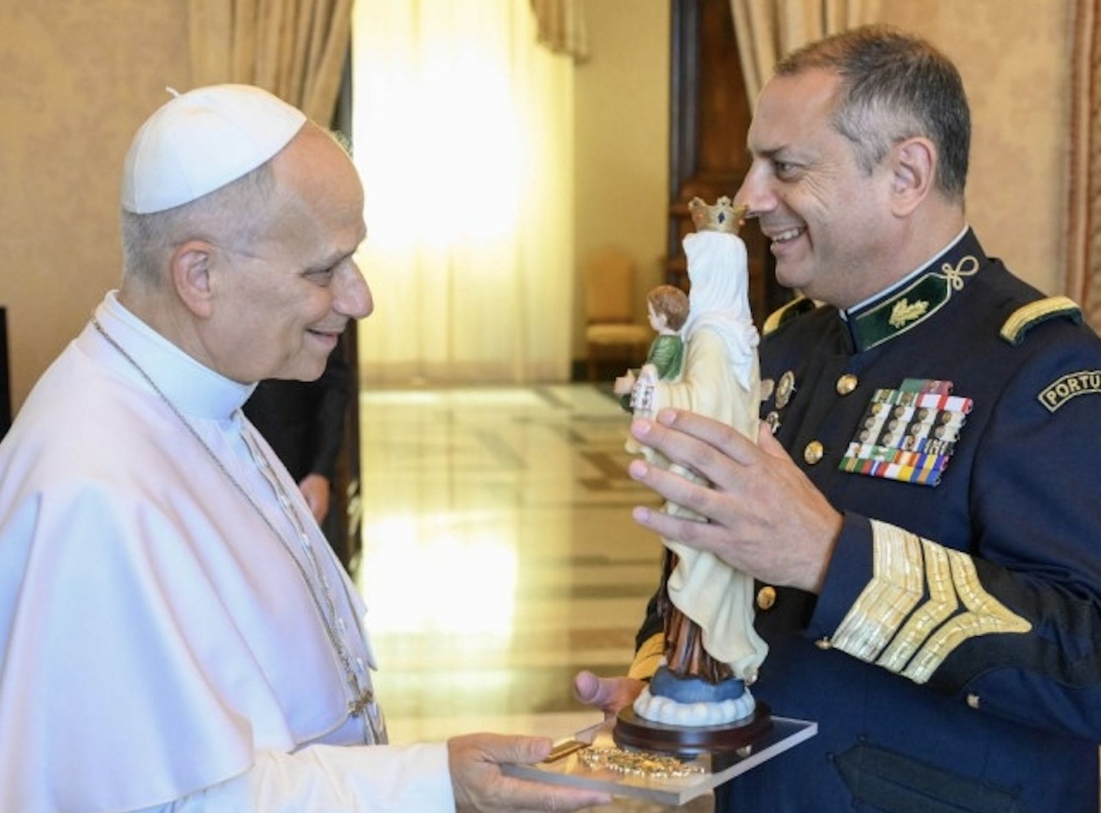 Un militarentrega una imagen de la Virgen al Papa