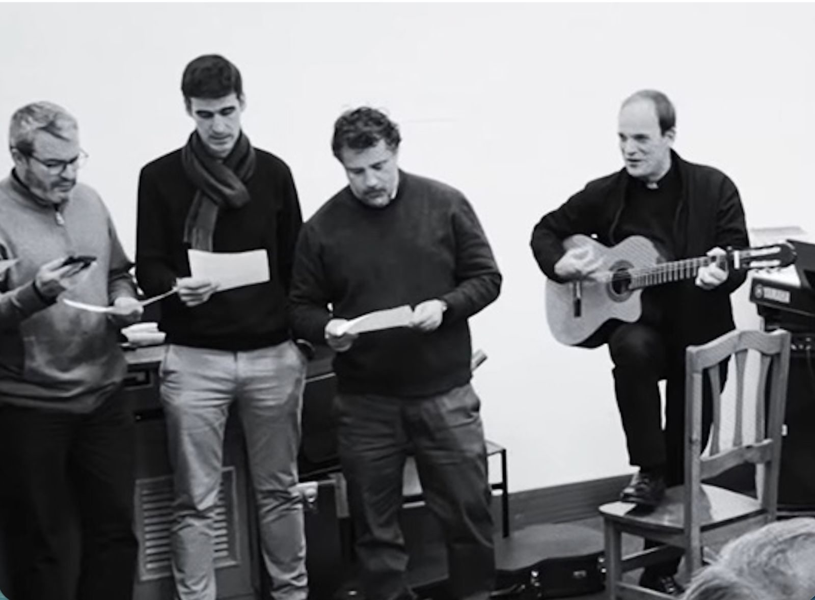 Luispo, ensayando "Ungidos" con otros sacerdotes