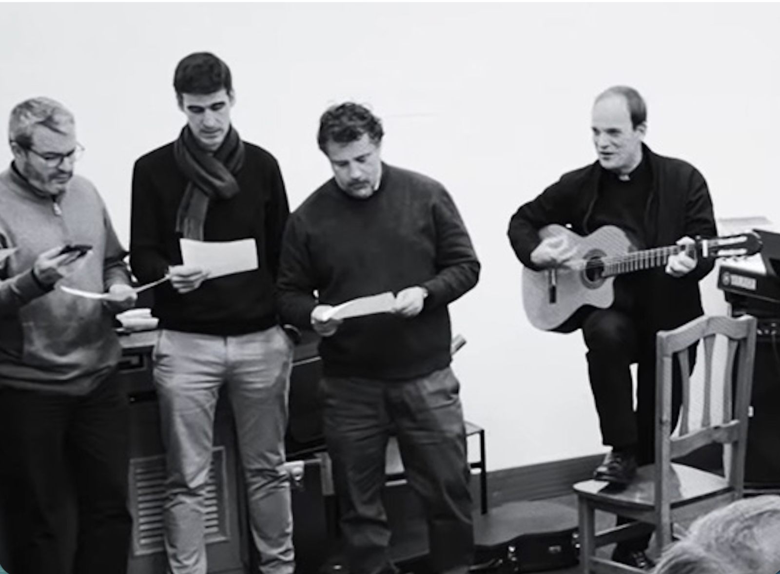 Luispo, ensayando "Ungidos" con otros sacerdotes