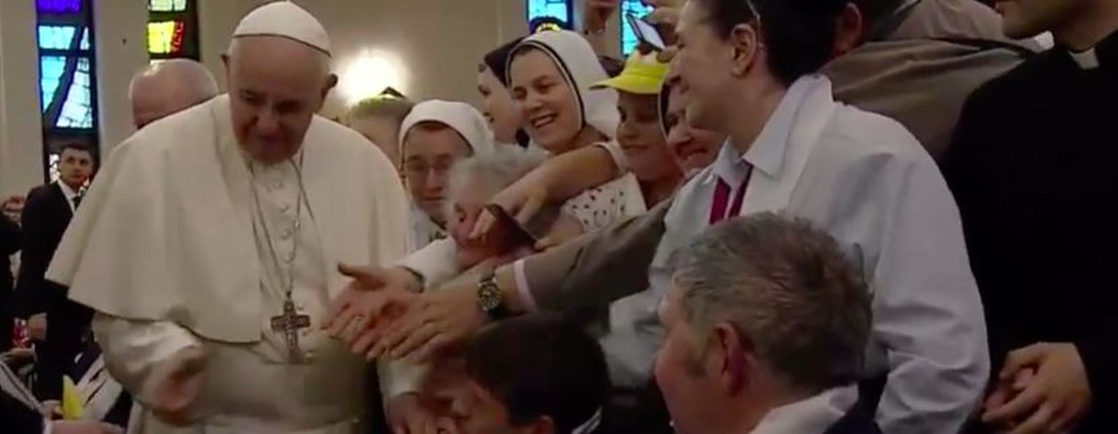 Francisco, rodeado de enfermos