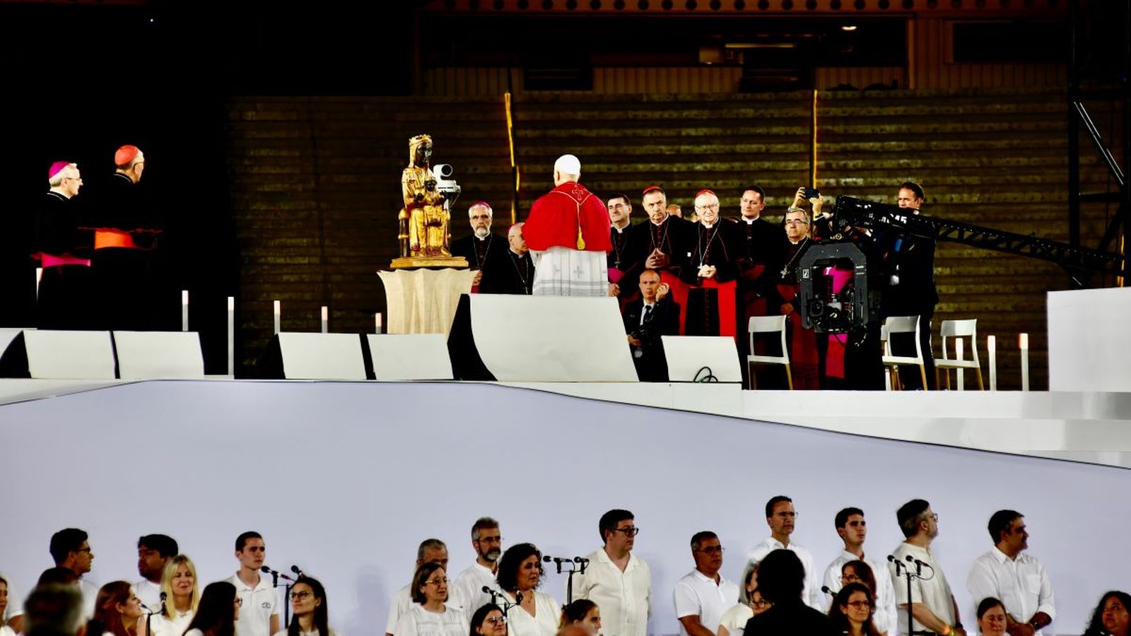 El papa León XIV se detuvo unos segundos ante la imagen de la Virgen de Montserrat durante la vigilia en el Estadio Olímpico Lluís Companys.