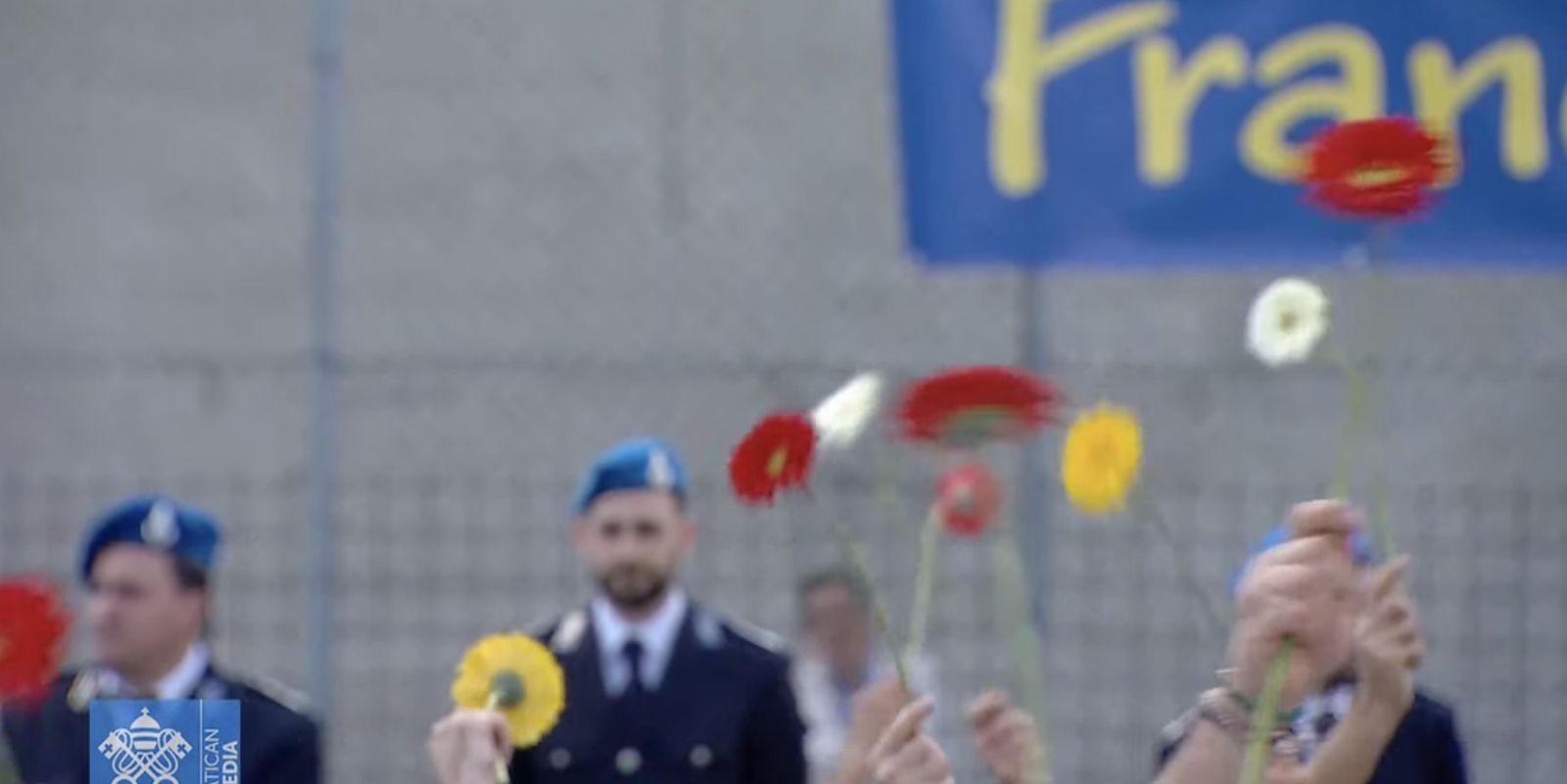 Presos levantan flores