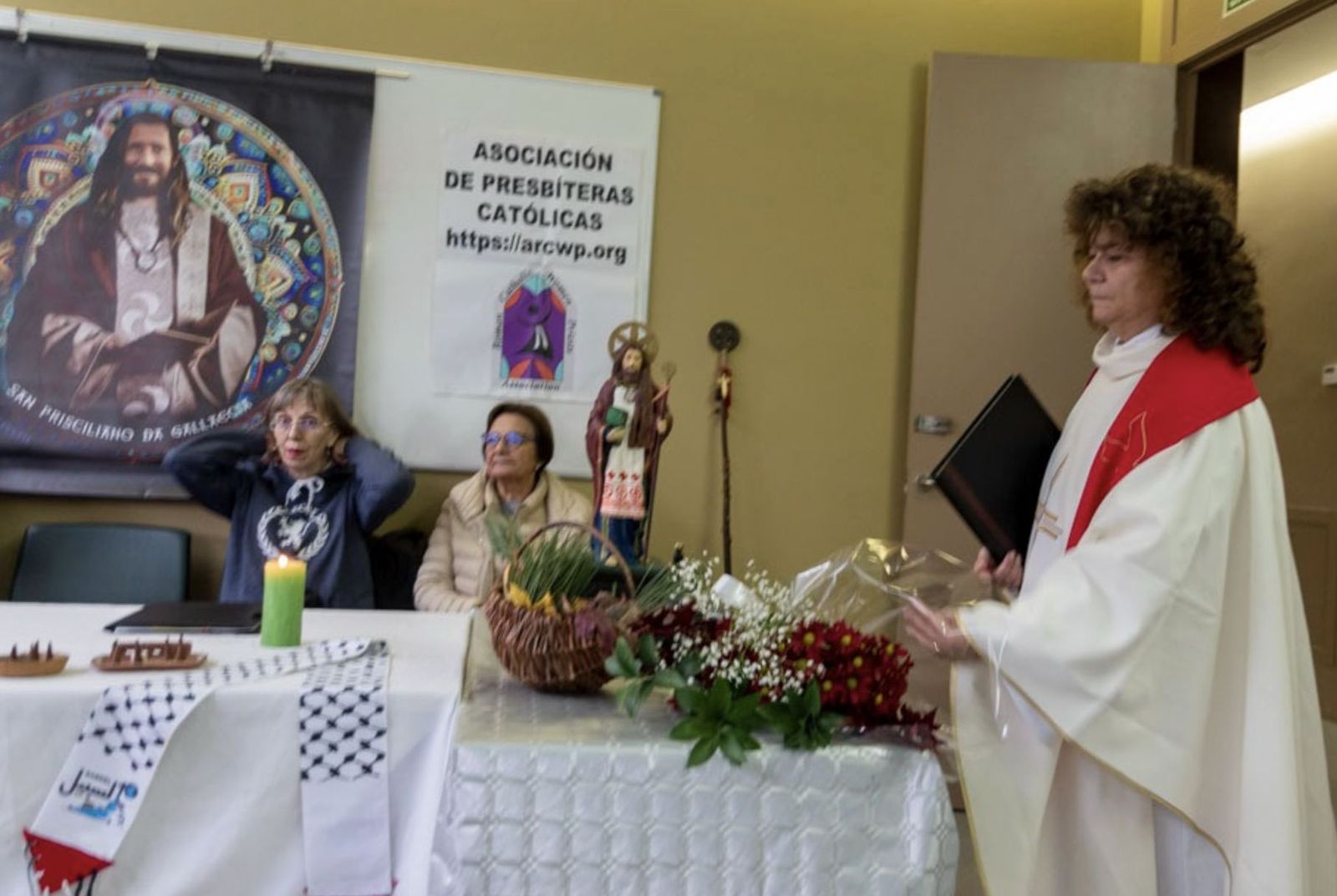 Cristina, celebrando en su comunidad