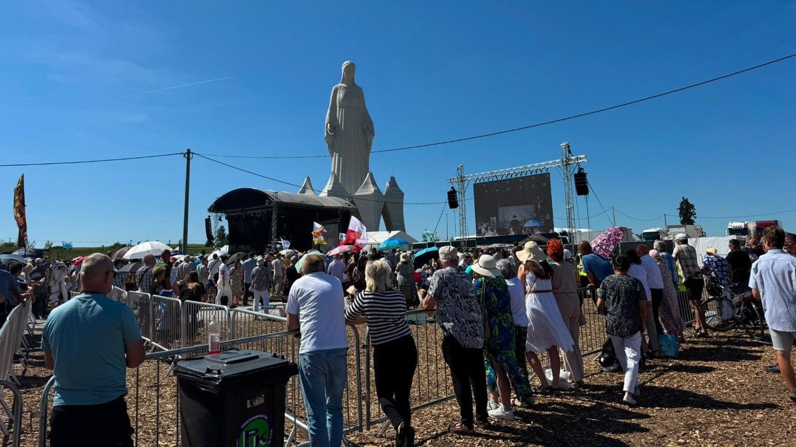 Fieles junto a la imagen de la Virgen
