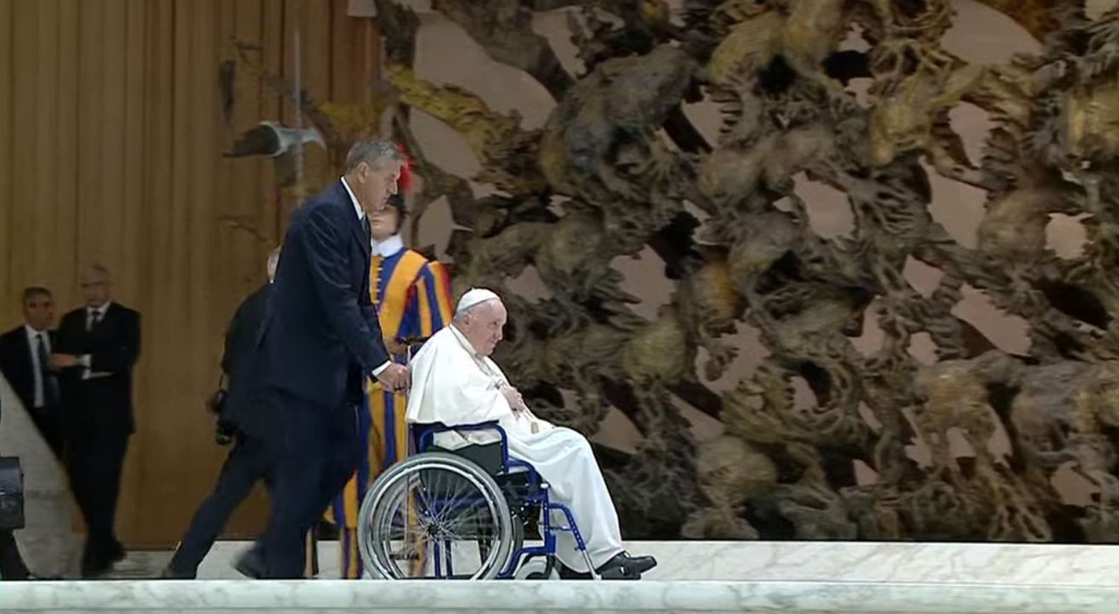 El Papa entra en la audiencia