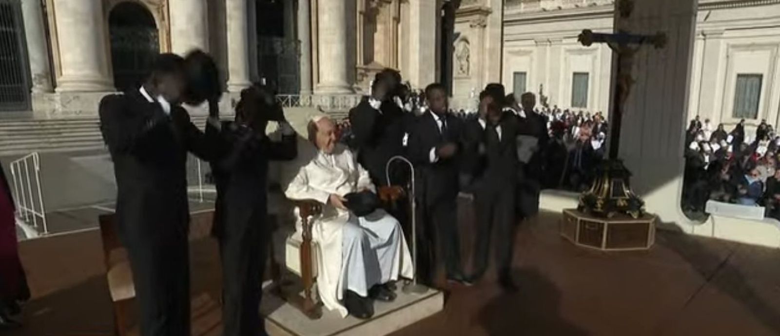 El Papa y artistas circenses