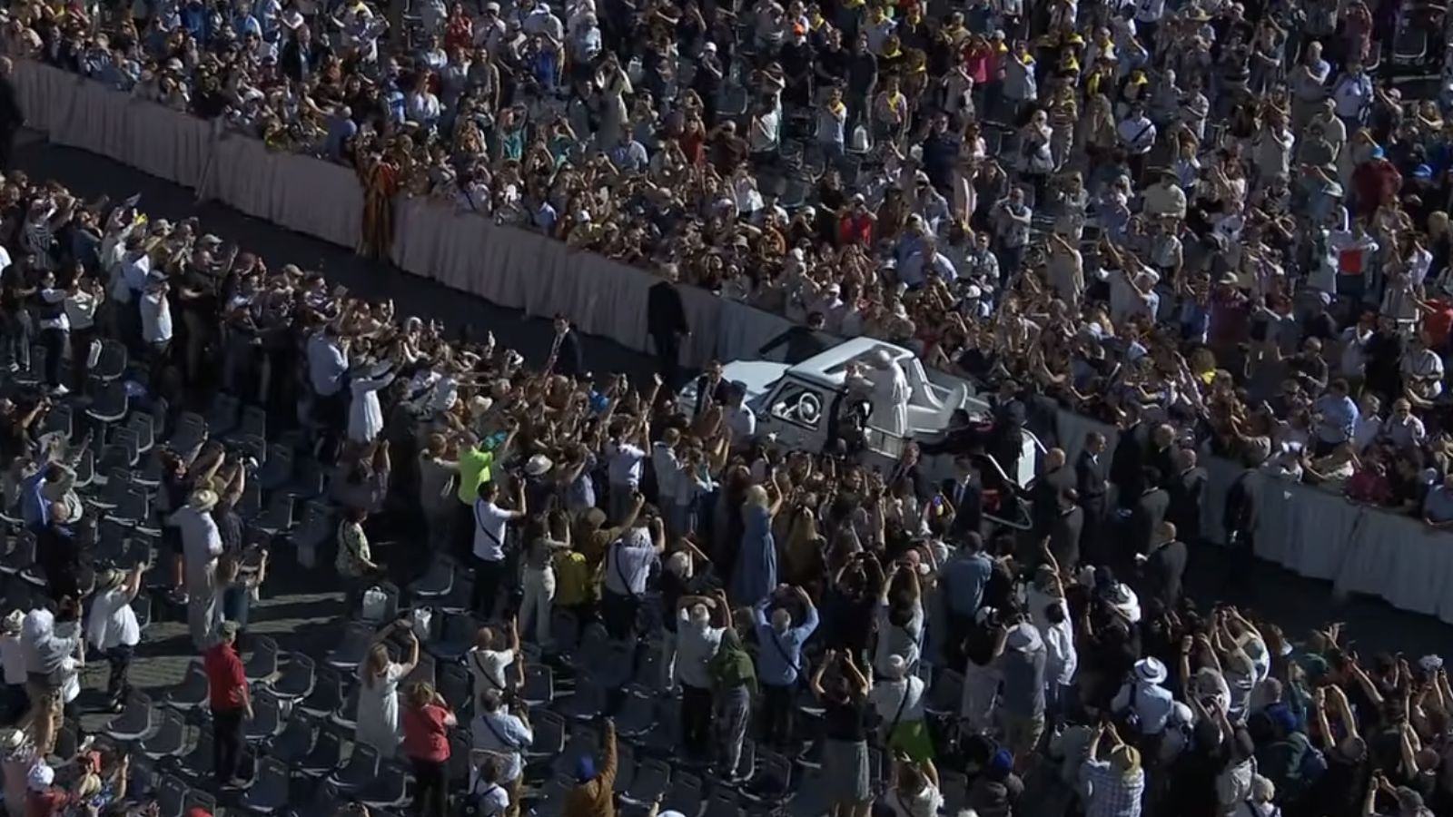 El Papa bendice a un bebé en medio de los fieles