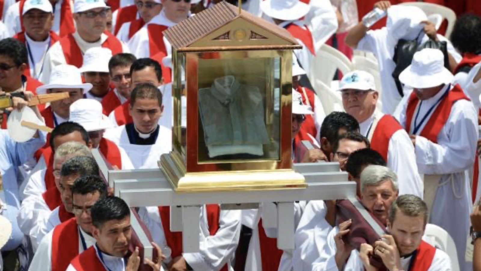 Hicks (abajo, a la derecha) porta las reliquias de monseñor Romero