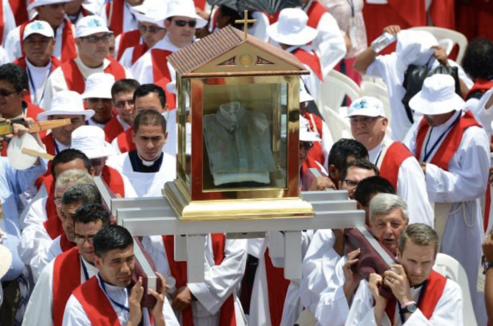 Hicks (abajo, a la derecha) porta las reliquias de monseñor Romero