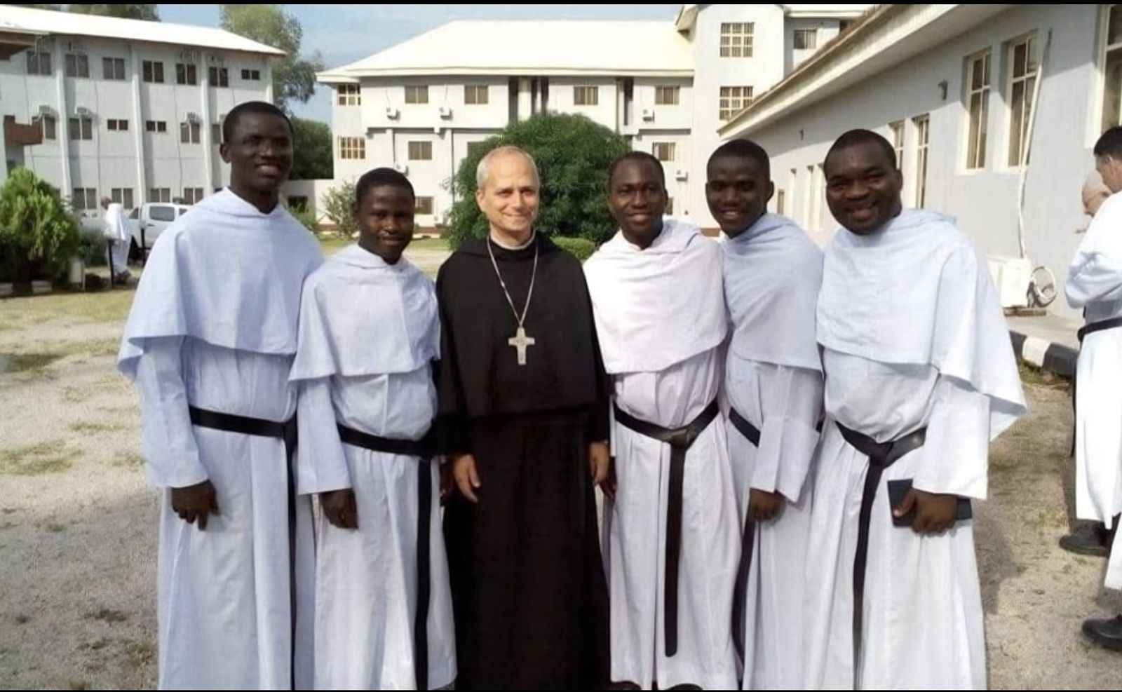 El entonces prior general Prevost en un viaje a África