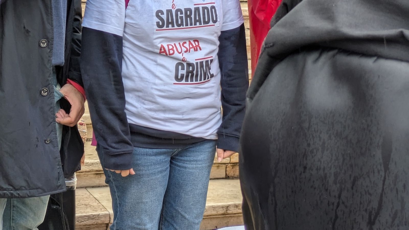 Manifestación frente al Parlamento portugués, en septiembre de 2025, contra el "silencio y la falta de transparencia" de los obispos y la "inacción" de los gobiernos y los diputados 