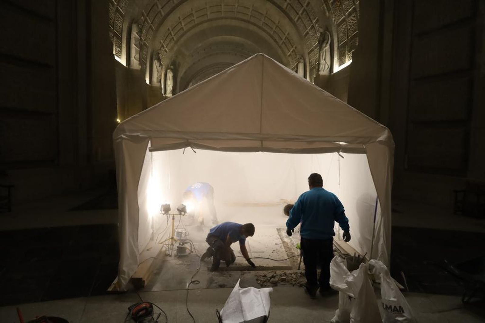 Así trabajaron los operarios para retirar la lápida de Primo de Rivera