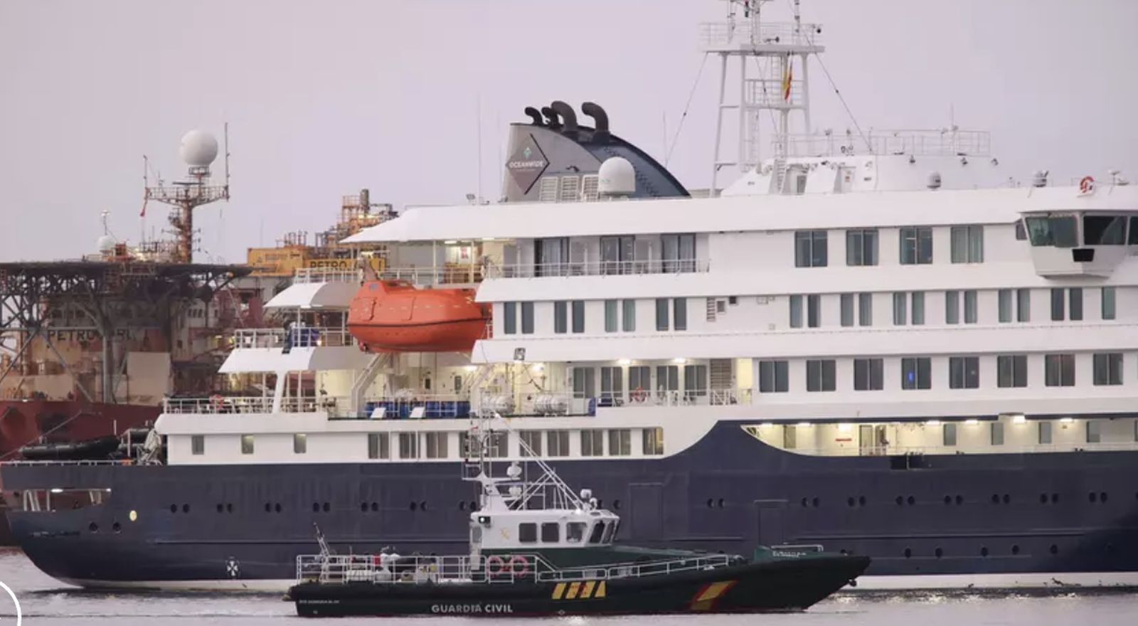 El barco, fondeado en Tenerife