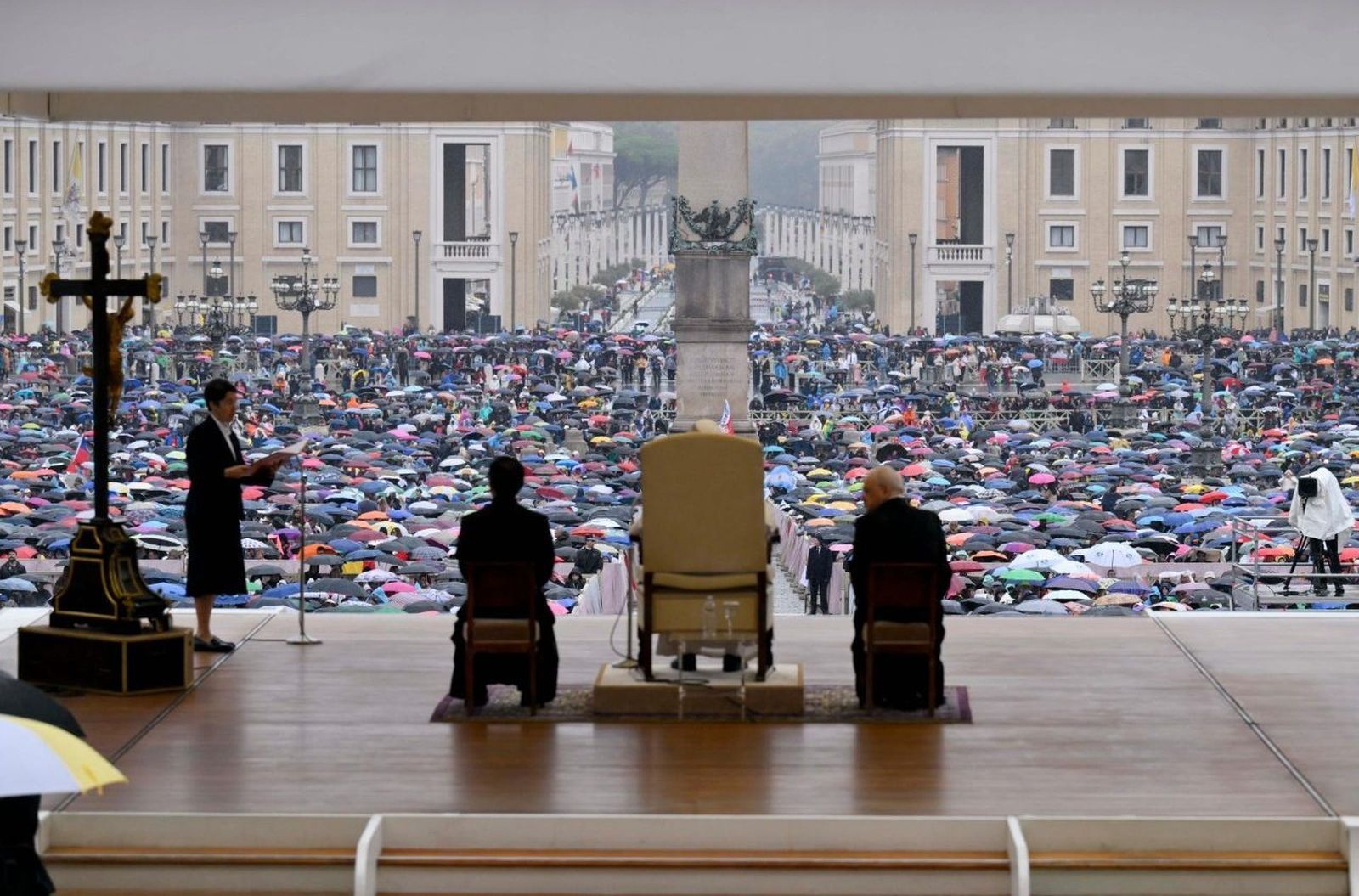 Audiencia bajo la lluvia