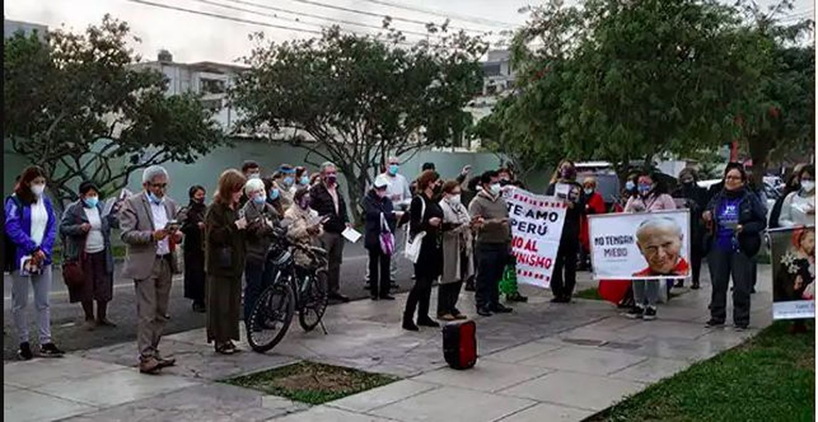 'Escrache' al arzobispo de Lima por sugerir 'párrocos laicos' para dirigir los templos peruanos