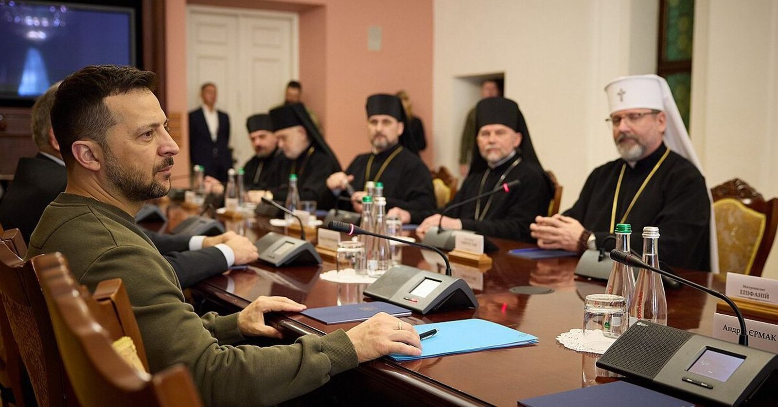 Zelenski, con representantes de la Iglesia ortodoxa de Ucrania y de la Iglesia Greco-Católica