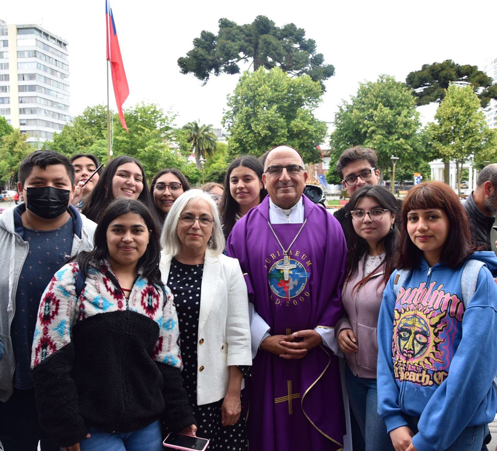 Chomali y jóvenes en la tradcional Bendición de Lápices
