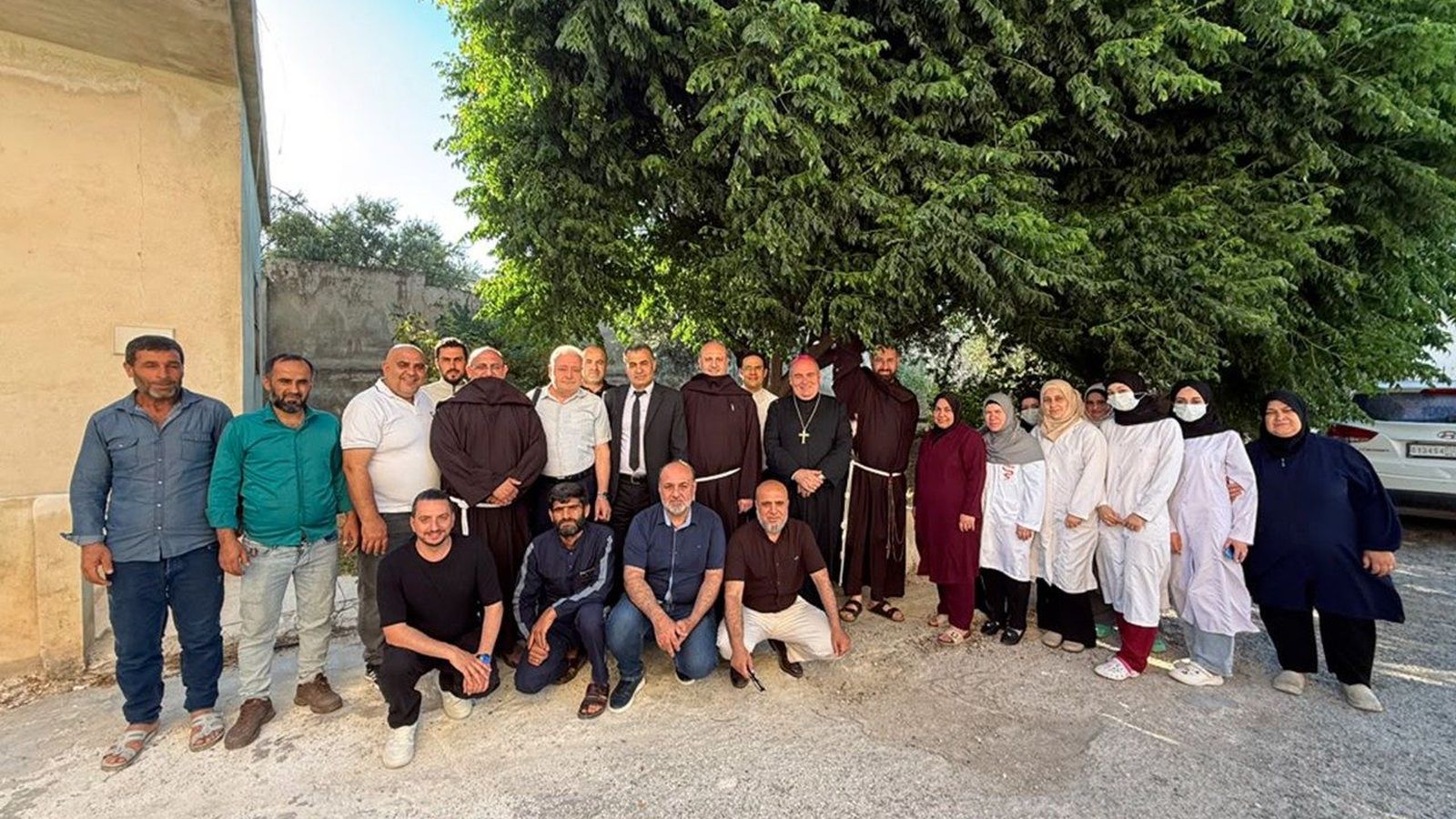 Luigi Roberto Cona, nuncio apostólico en Siria, con algunas personas de la comunidad de Knaye