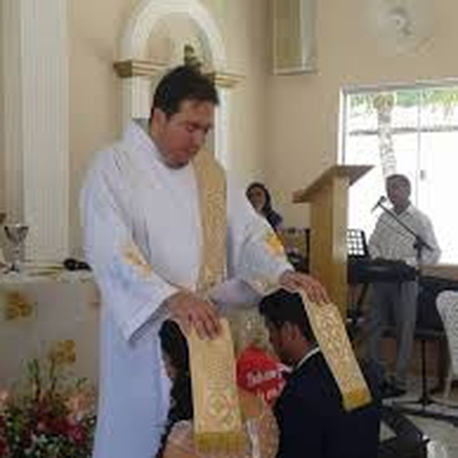 Cubriendo a los contrayentes con la estola diaconal