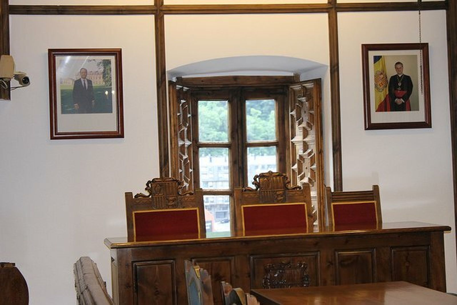Retratos de Hollande y del arzobispo de Urgel en el antiguo Parlamento de Andorra