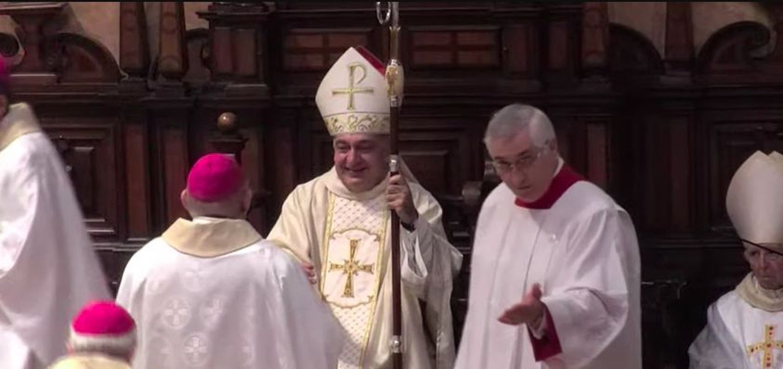 Benavent, recibiendo el saludo de los obispos