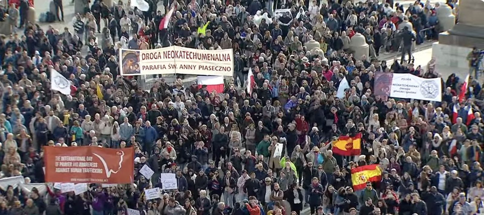 Miles de fieles acompañan al Papa