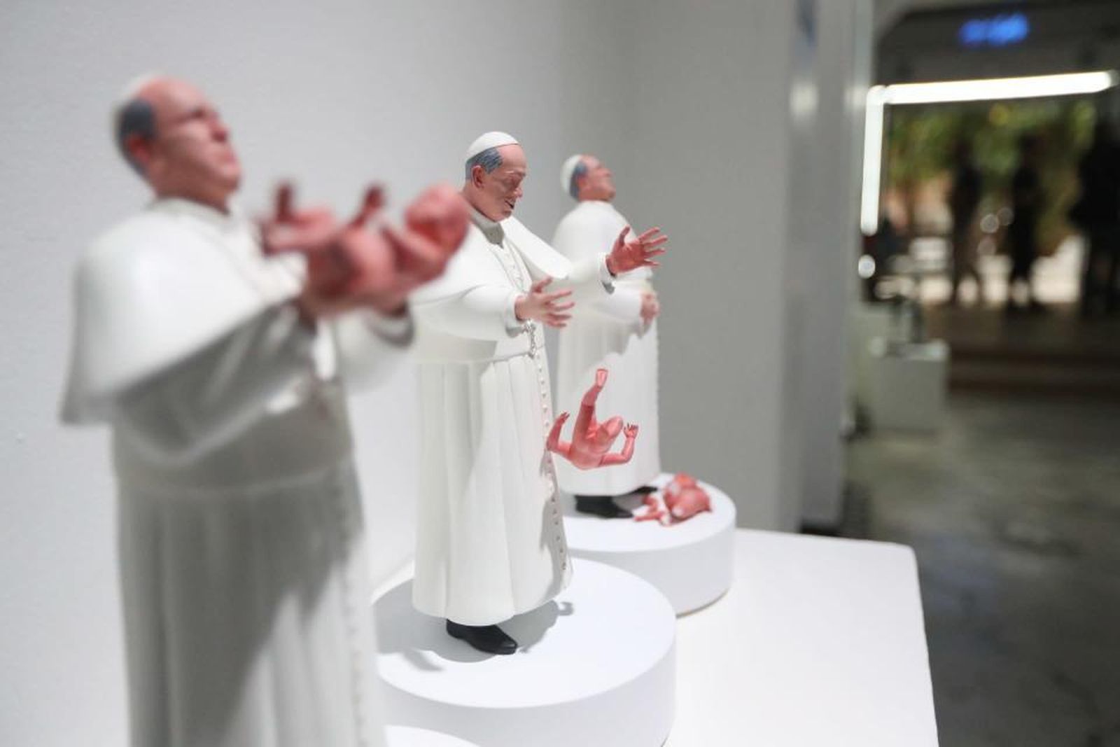 Escultura del papa Francisco tirando a un bebe3