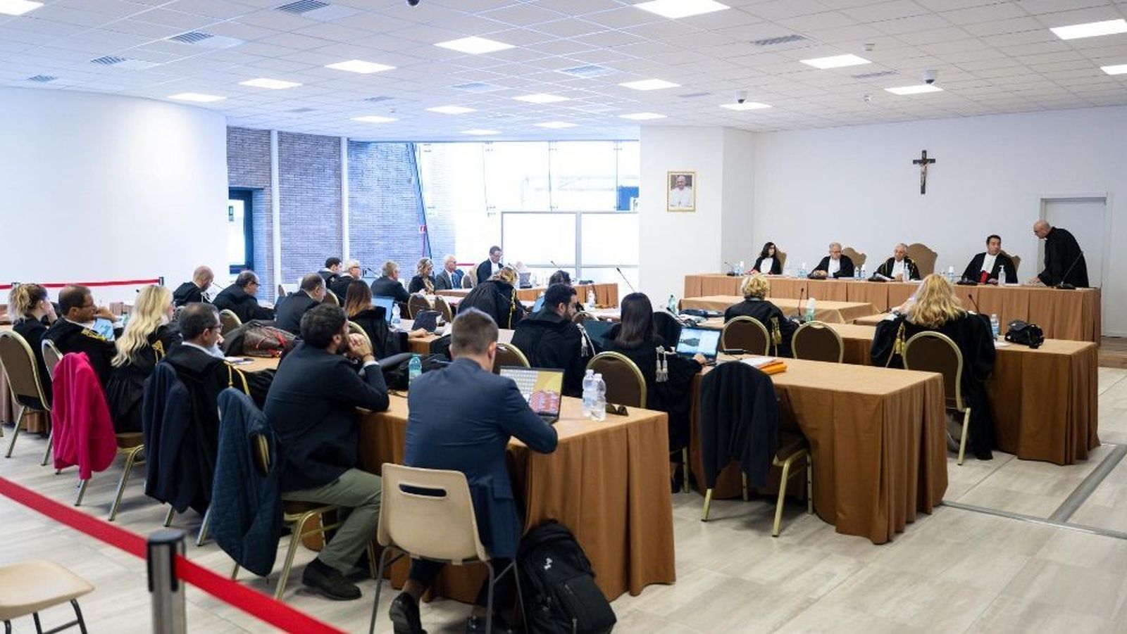 Un momento del juicio a Becciu