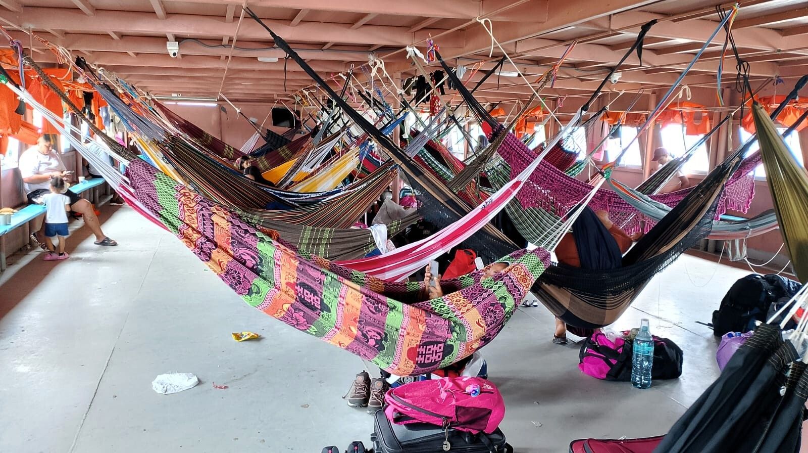 Interior de la lancha "Charles", en el Amazonas