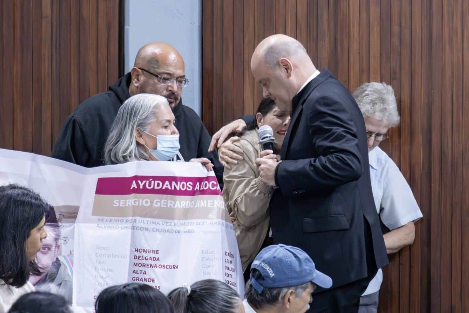 Monseñor Acero con las familias buscadoras de México