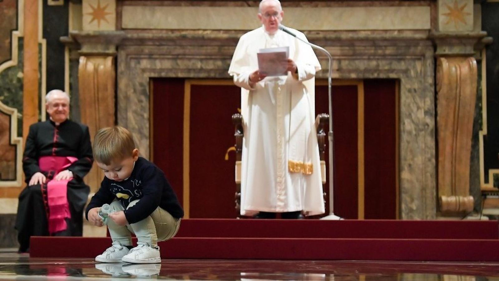 Un pequeño 'escucha' el discurso del papa Francisco