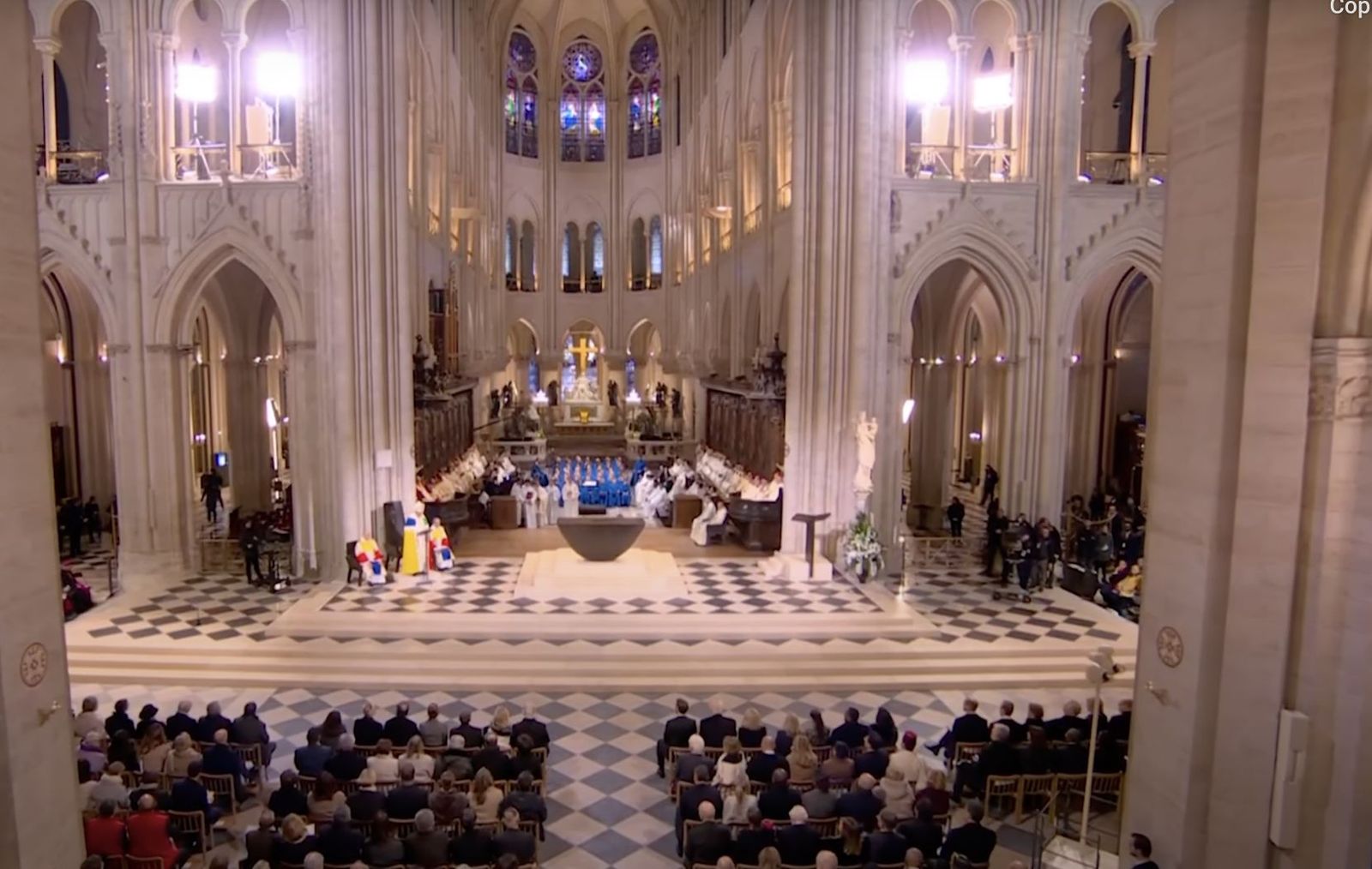 Interior de Notre Dame en la misa de consagración del nuevo altar