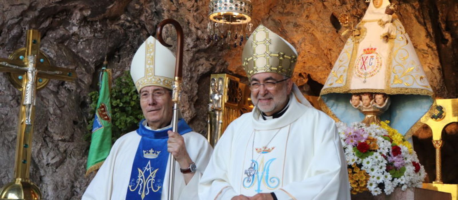 Jesús Sanz, con Francisco Pérez junto a la Santina de Covadonga