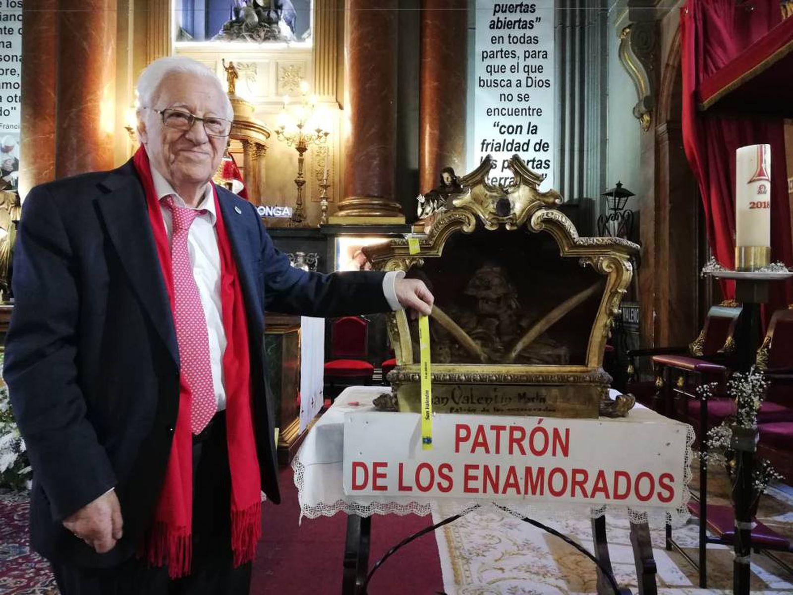 El padre Ángel en San Antón, con San Valentín