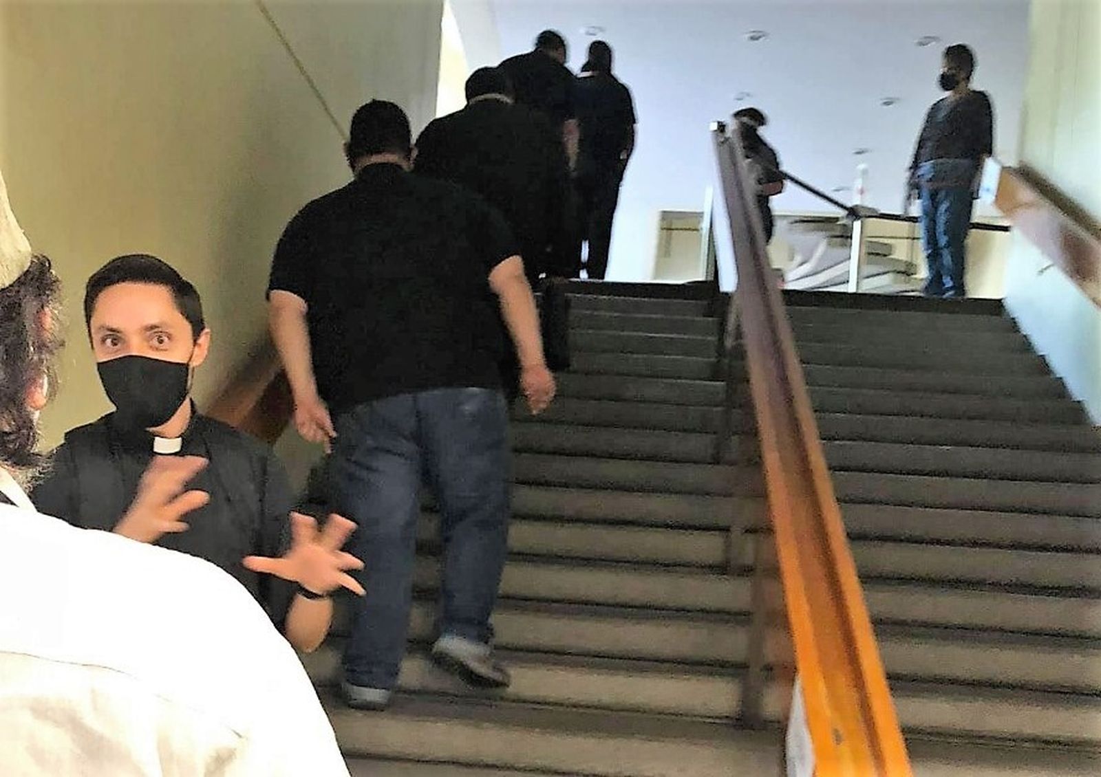 En la curia. Sin sana distancia.