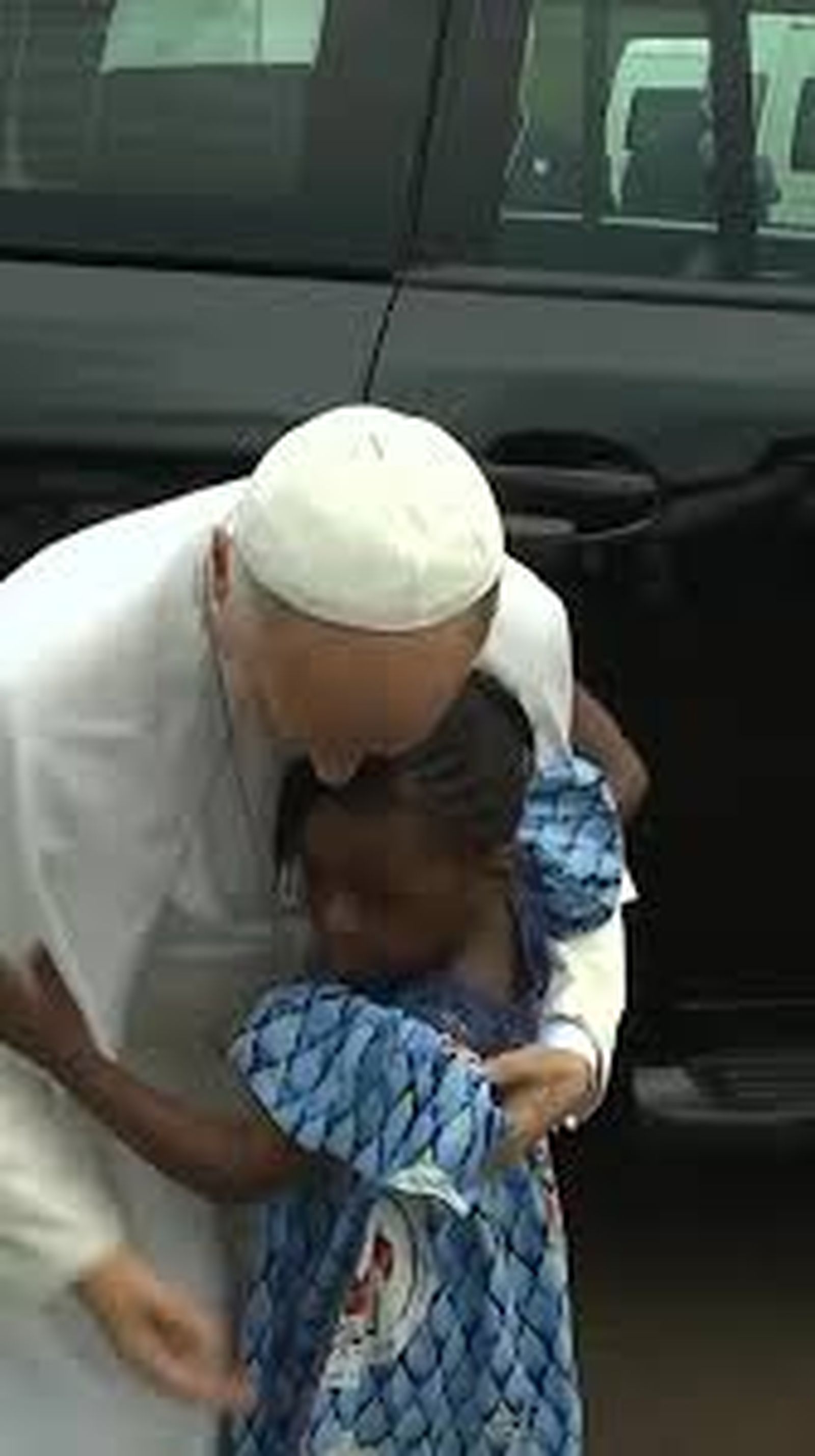 El papa León XIV abraza a una niña Bamenda, Camerún