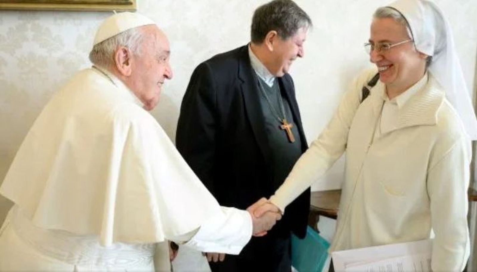 El Papa saluda a Brambilla, mientras Braz de Aviz se retira