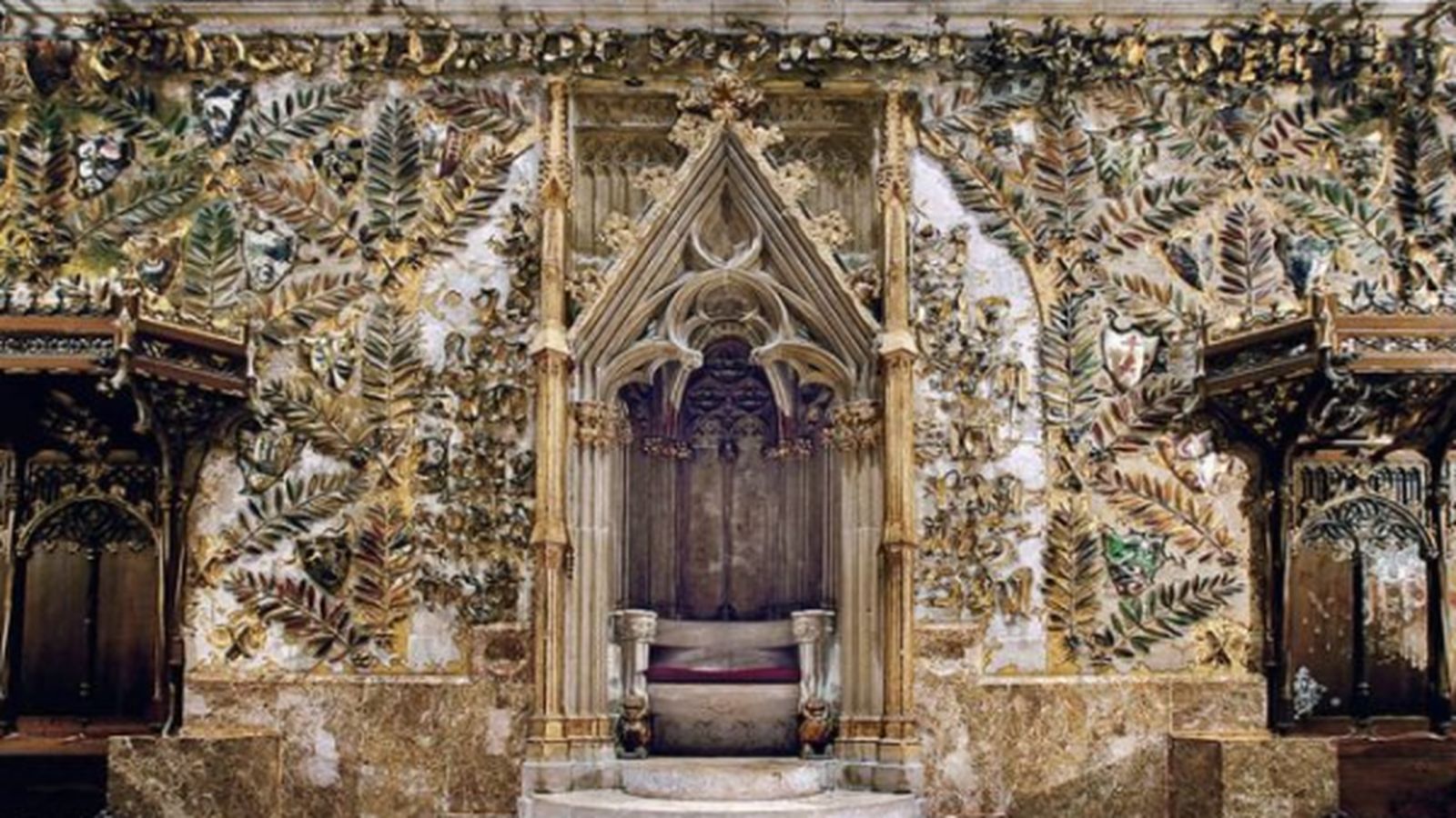 Antoni Gaudí decoró la silla episcopal con piezas cerámicas e inserciones metálicas.