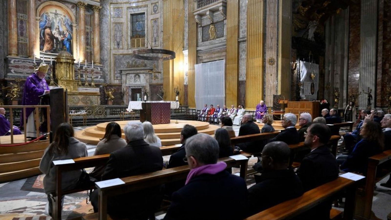Gallagher en la iglesia del Gesù