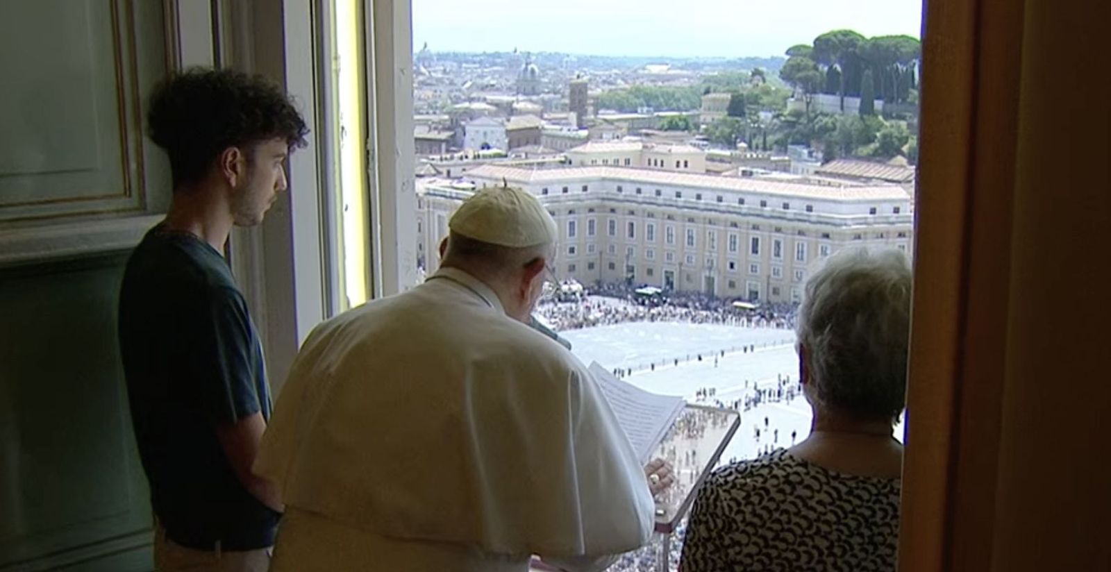 Papa, un nieto y una abuela