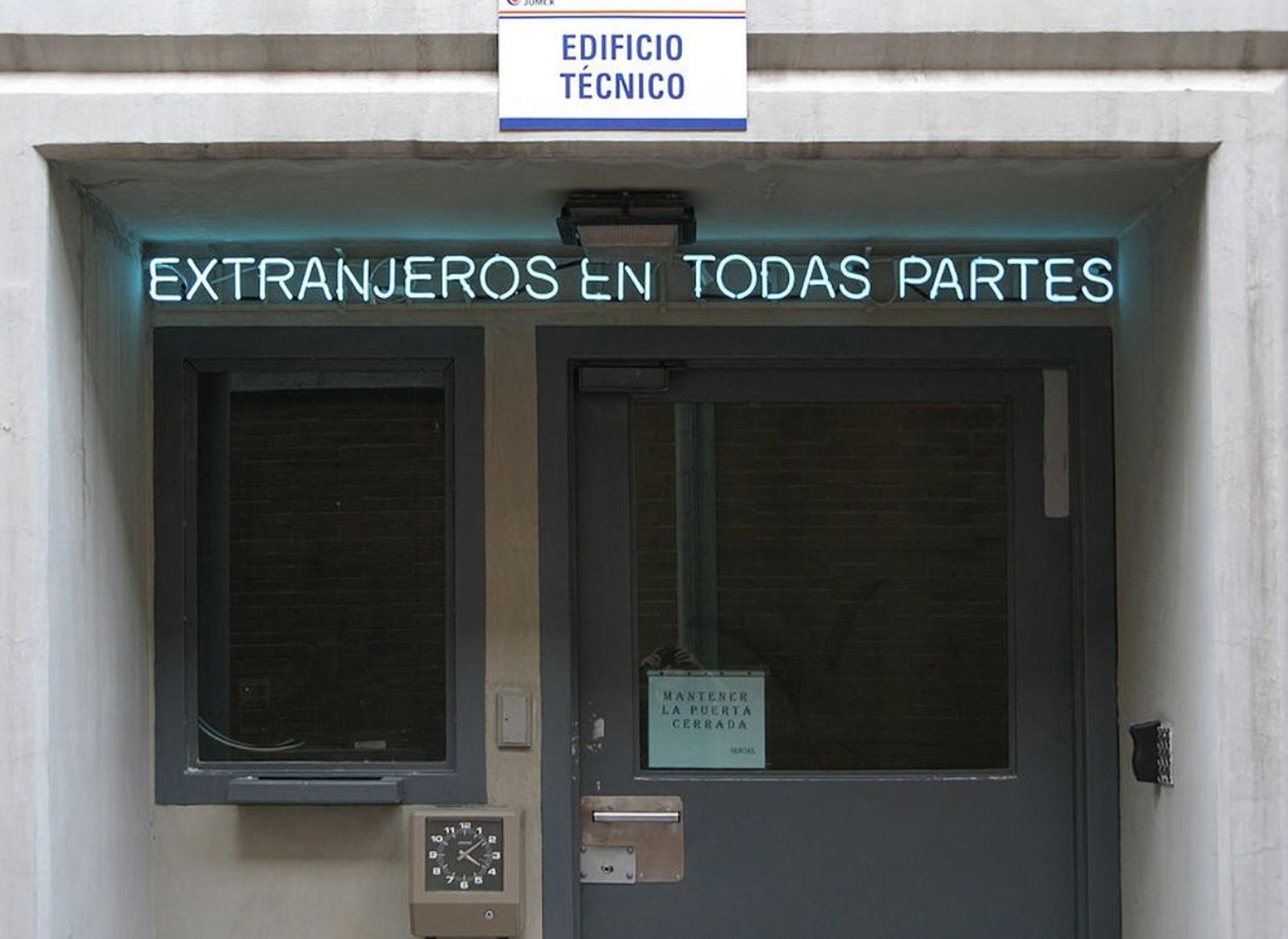 Obra de Claire Fontaine, artista que participa en la Bienal de venecia 2024