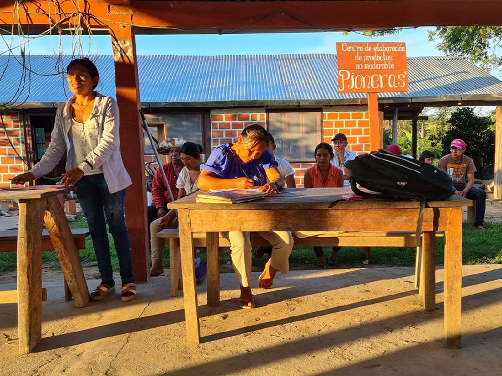 Apoyamos a mujeres y jóvenes, brindándoles formación para liderar procesos de transformación