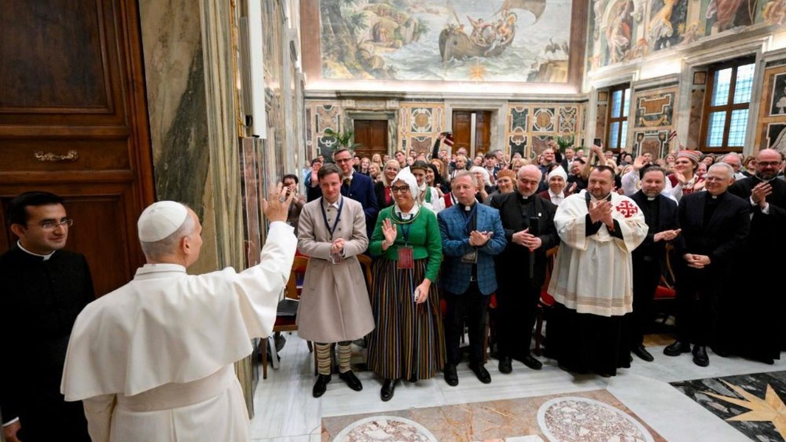 Prevost saluda a los peregrinos de Letonia