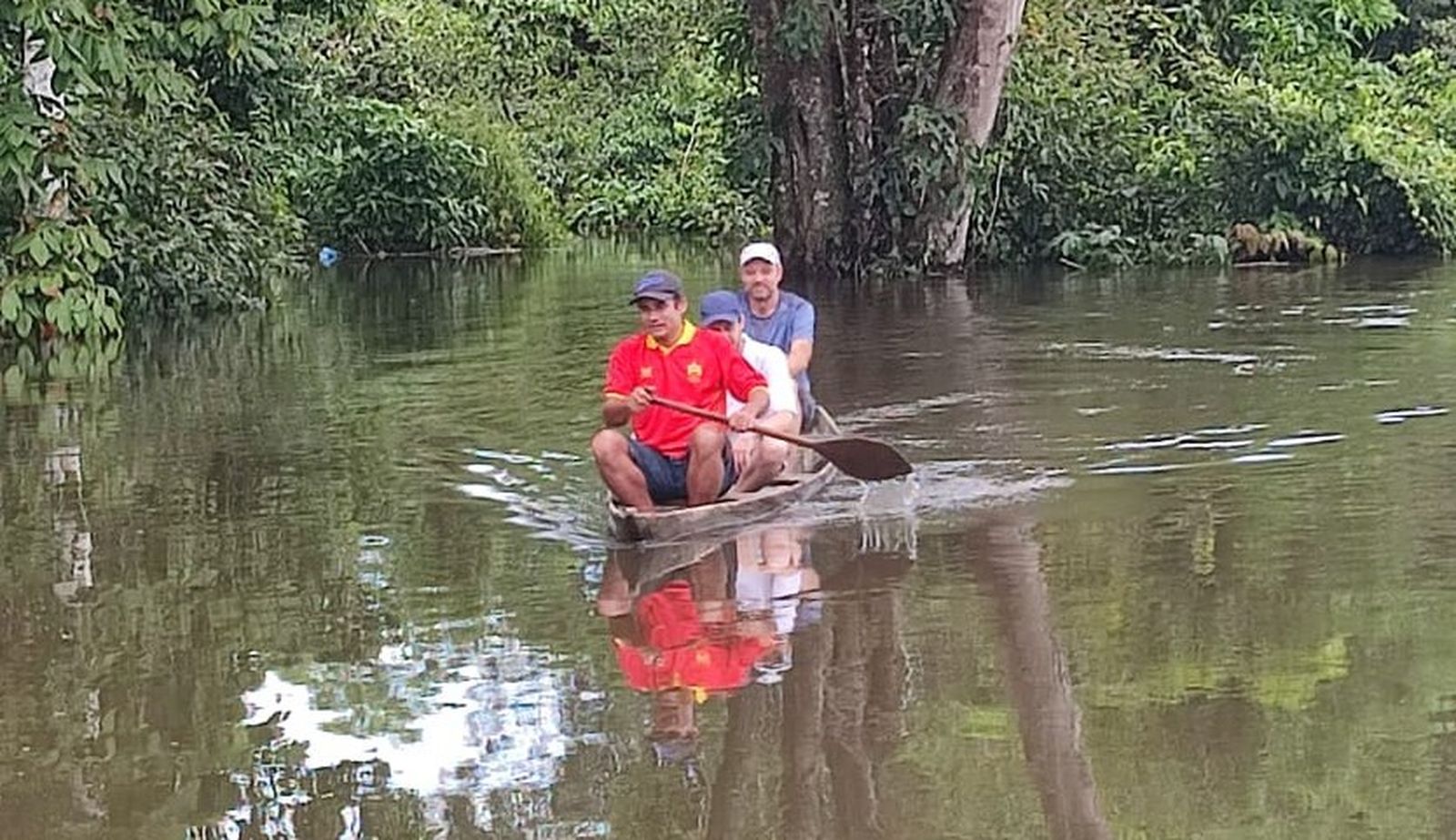 Pasando el caño en canoa