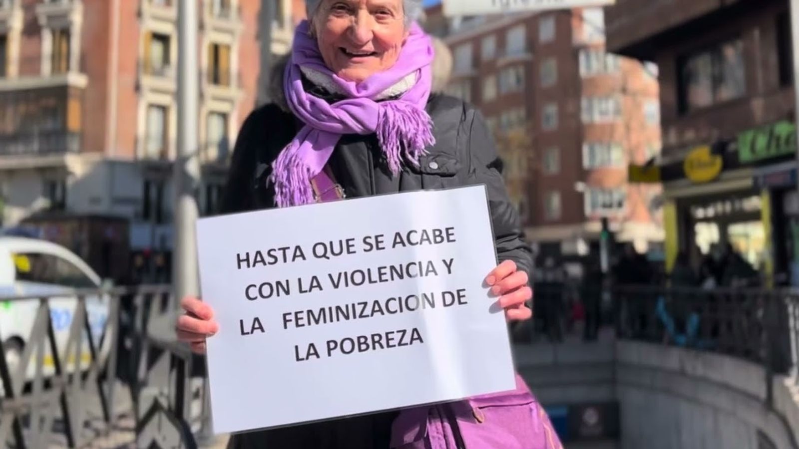 'Caminamos juntas por la igualdad y la dignidad en la Iglesia': la Revuelta de Mujeres en la Iglesia se concentra ante la Almudena