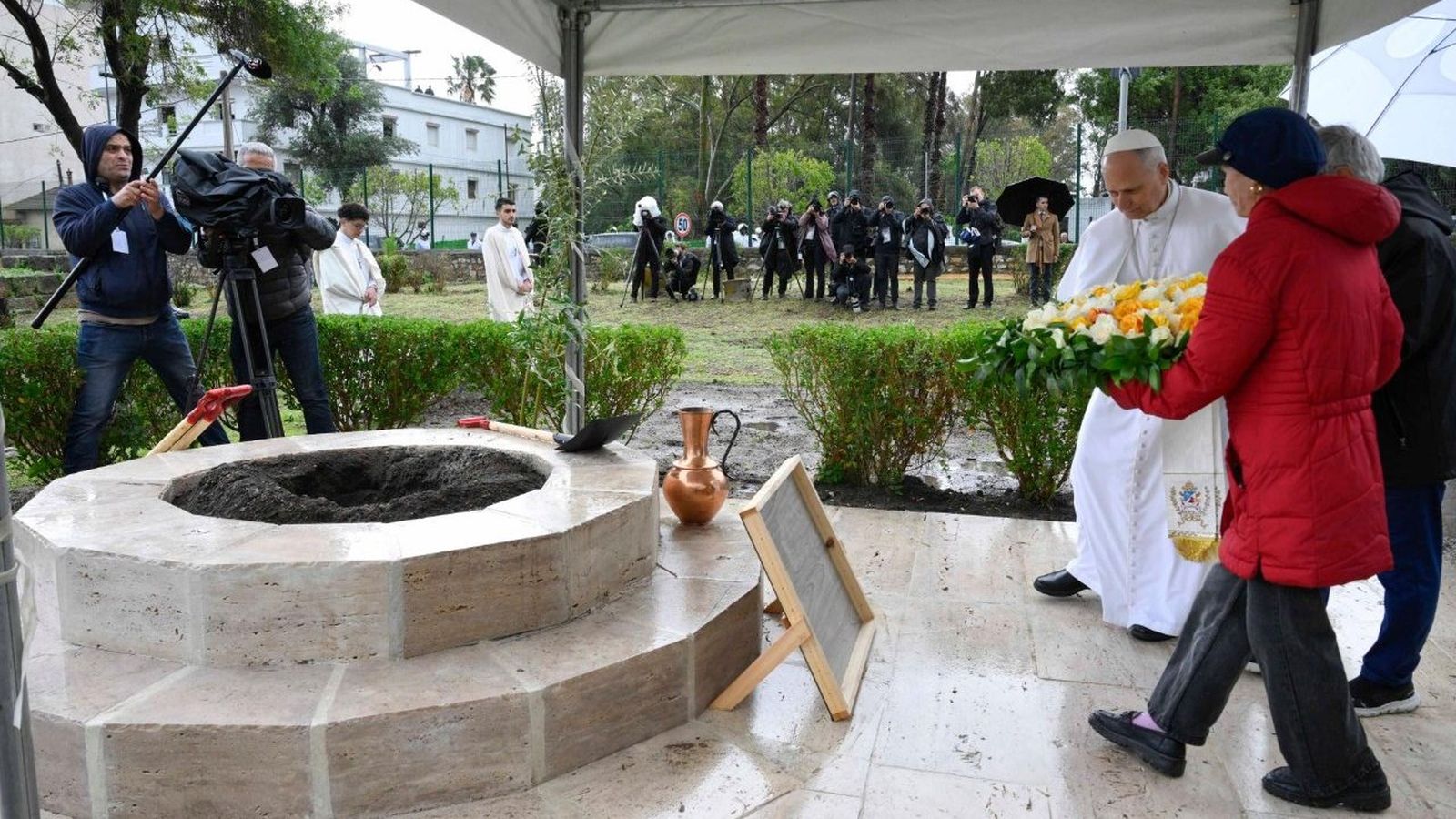 El Papa depositó flores en la zona arqueológica de Hipona