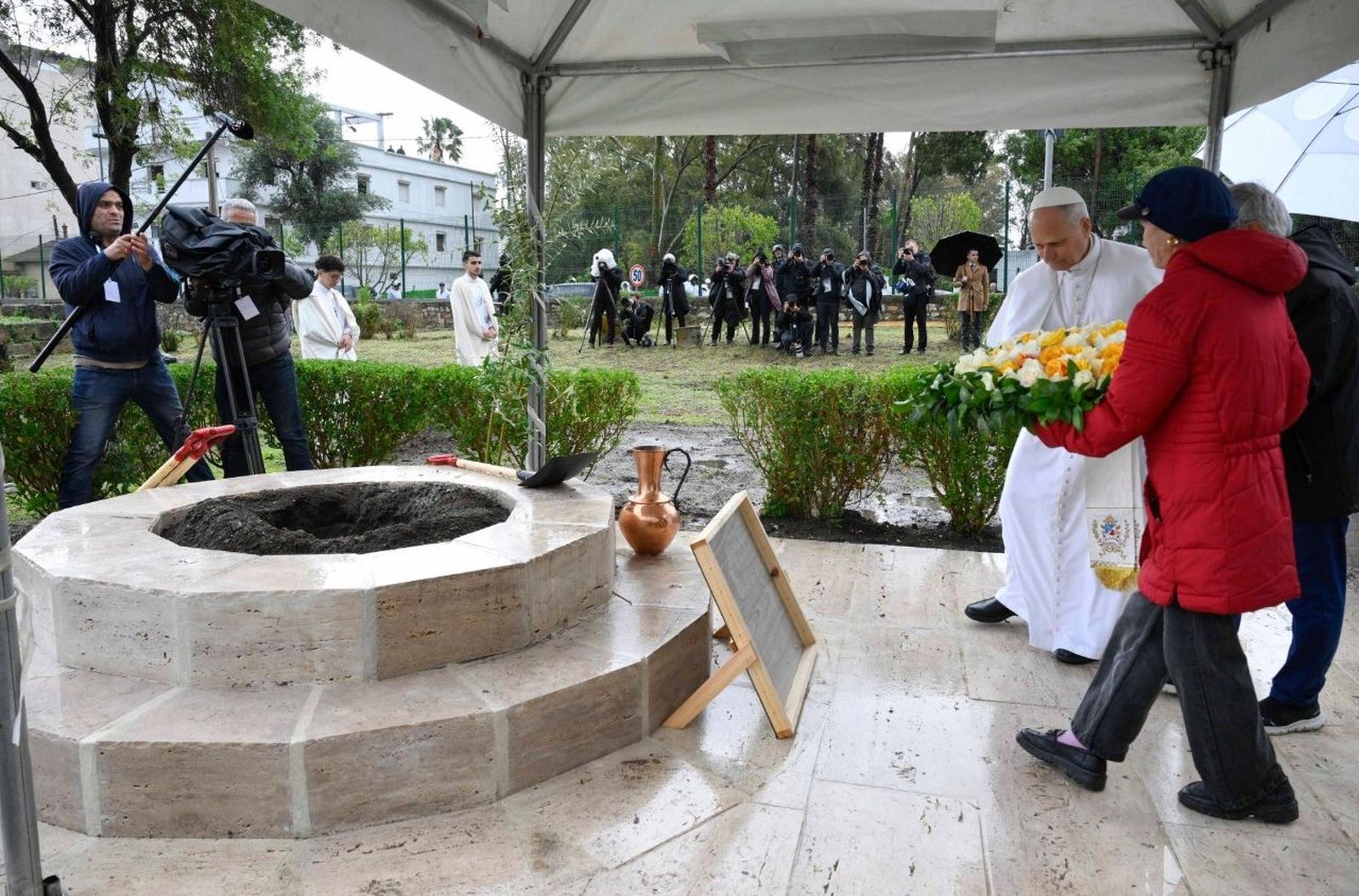 El Papa depositó flores en la zona arqueológica de Hipona