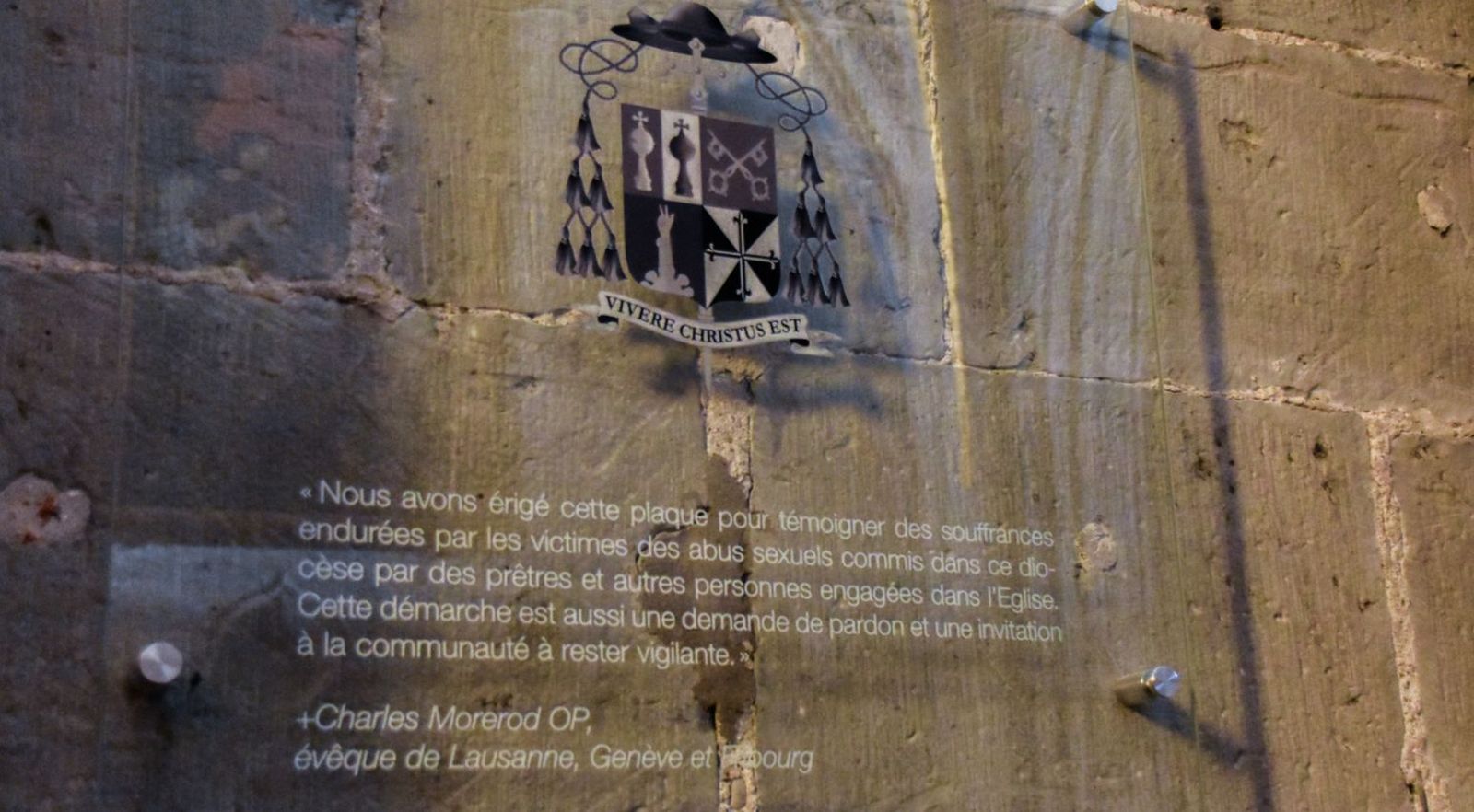 Placa en memoria de las víctimas de abusos sexuales cometidos por la Iglesia, en Friburgo