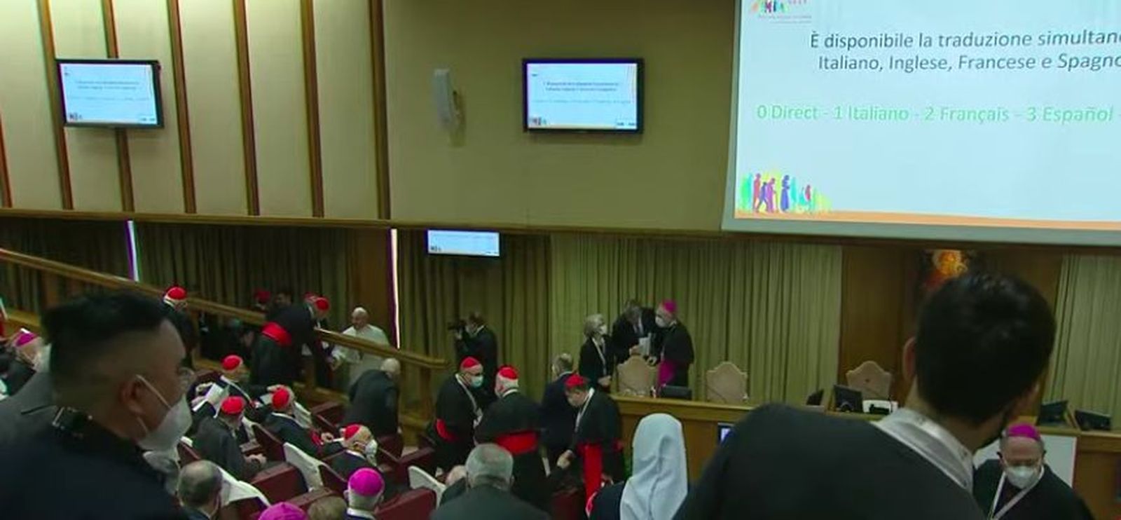 El Papa, entrando en el aula del Sínodo
